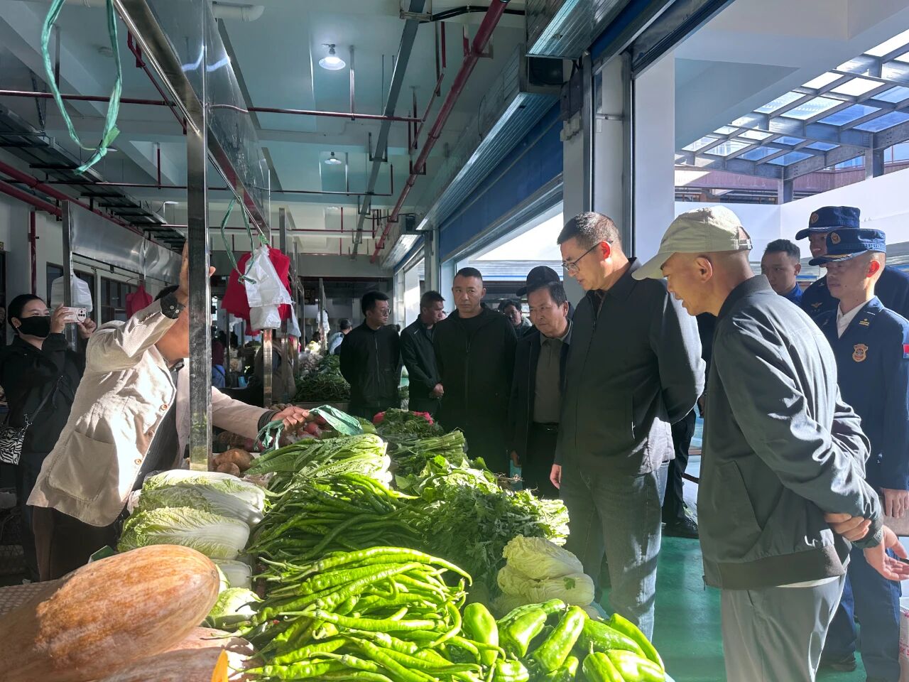 县委书记和雨到县综合集贸市场调研