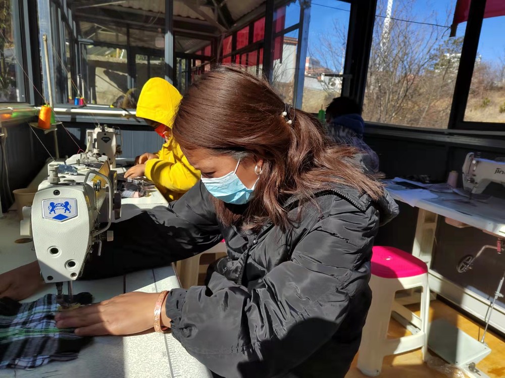 培训机会和就业机会都很难得，华为公司制衣厂新员工认真学习生产技术。杨洪程.jpg