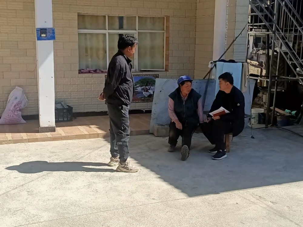村“两委入户走访、核实。杨洪程.jpg