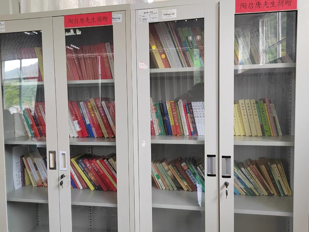 陶启唐老人为高泉村图书室捐献的书籍。杨洪程.jpg